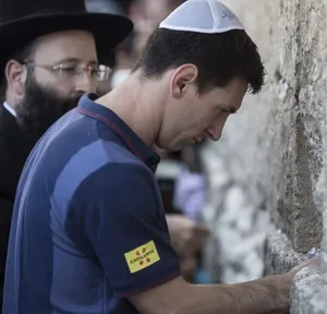 Messi touches wall.png