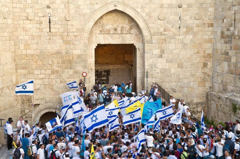 File:1080-marching-through-the-Damascus-Gate-on-Jerusalem-Day.jpg